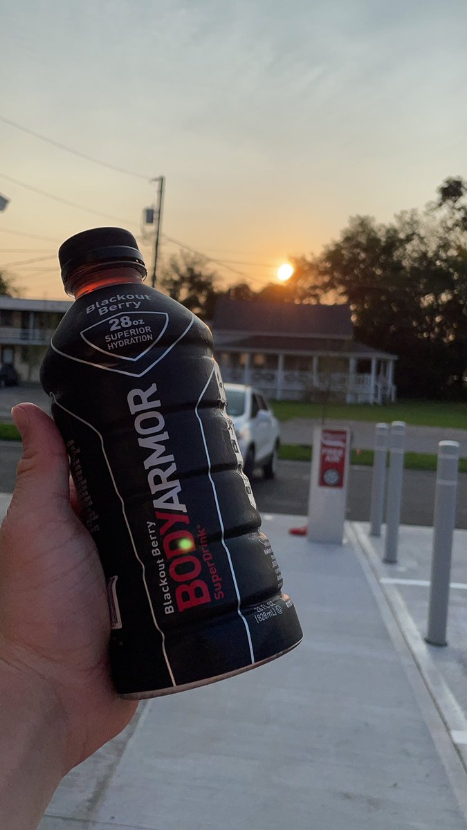 bpennz19's tweet photo. Blackout Berry @DrinkBODYARMOR and a Potsdam sunset at @StewartsShops , miss you Vinesy @MattyVines #Loyalty #MakingAnEffort #Teammates https://t.co/2yo183FzLX