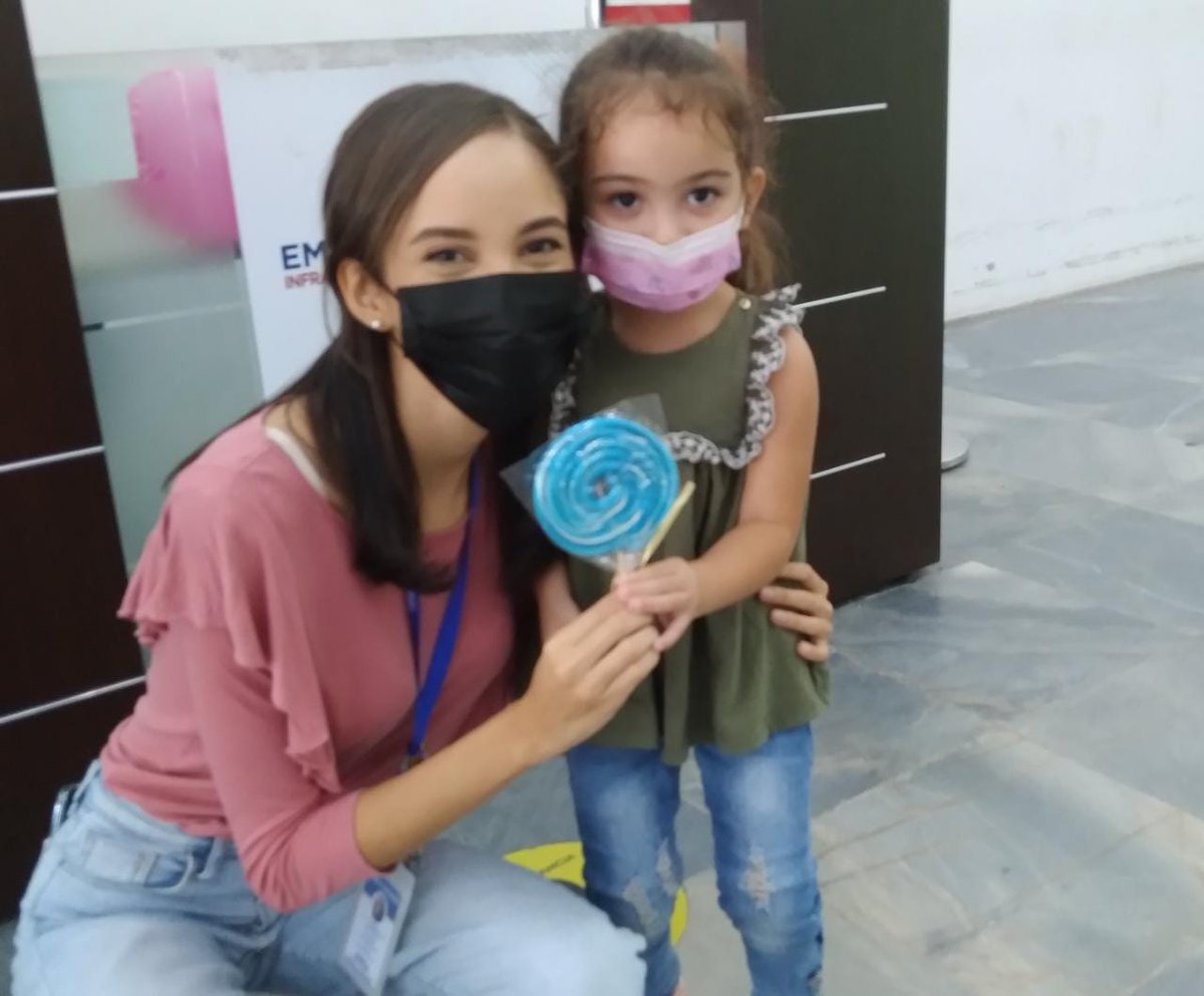 Ehisahn's tweet photo. #SPS  ¡Felicidades niños viajeros! Personal de EHISA regaló dulces a los niños  que viajaron hoy en diferentes vuelos. La actividad se realizó para celebrar el #DíaDelNiño. 
🛩🇭🇳👯‍♂️ https://t.co/XZVt0muOJX https://t.co/tP95ba793w
