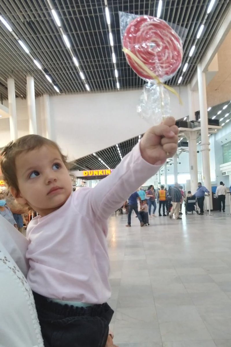 Ehisahn's tweet photo. #SPS  ¡Felicidades niños viajeros! Personal de EHISA regaló dulces a los niños  que viajaron hoy en diferentes vuelos. La actividad se realizó para celebrar el #DíaDelNiño. 
🛩🇭🇳👯‍♂️ https://t.co/XZVt0muOJX https://t.co/tP95ba793w