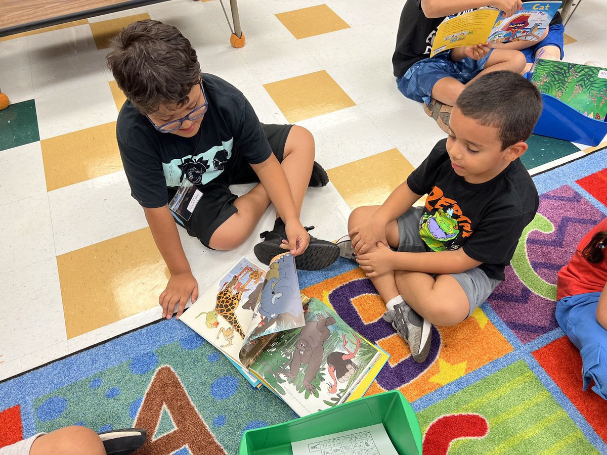 RKES_KG's tweet photo. First day with our book buddies, and man did we have the best afternoon ever reading with our new @RKES_3rd friends🧡 https://t.co/WDZnum467b