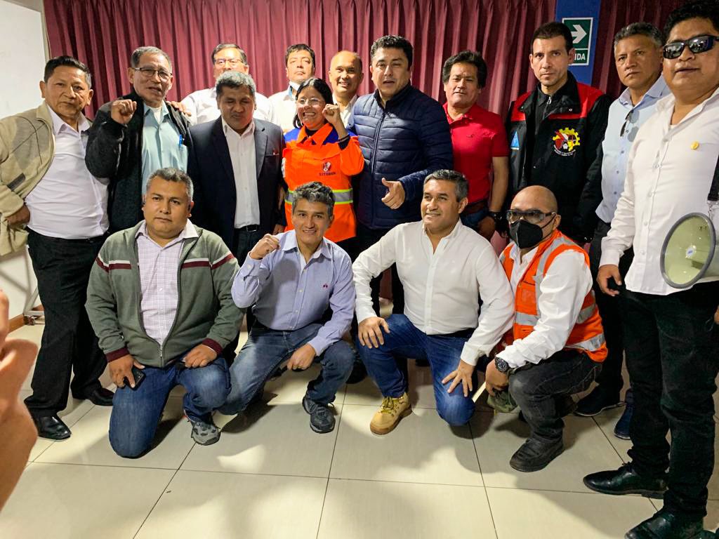 chabelitacongre's tweet photo. Con los compañeros del sindicato de Cerro Verde a quienes acompañe en su conferencia de prensa conjuntamente con los congresistas Bermejo y Quitó. Denunciaron la reticencia a cumplir con el respeto a los estándares en salud y seguridad que le permitan a los trabajadores. https://t.co/dE0zHslOAI