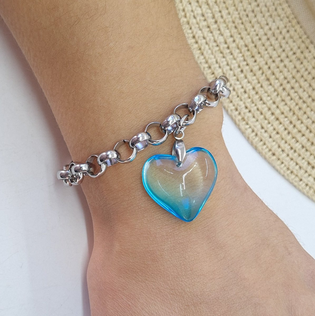 Holis gente! Sé que la gente que me conoce está harta de mis publicaciones pero vengo a pedir si comparten mi emprendimiento! Vendo accesorios! 
Si me ayudan a difundirlo 🙏 
Instagram: <a href="/fefiaccesorios/">Fefi Accesorios</a> 
@VivirenRosario