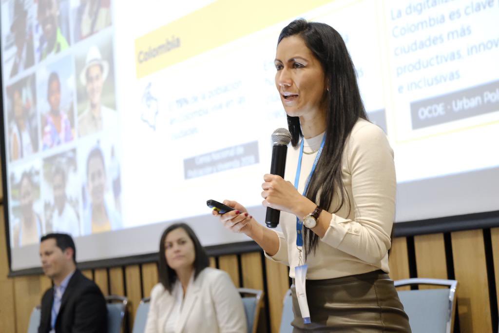 DNP_Colombia's tweet photo. La directora de Desarrollo Digital del #DNP, @VivianaVanegasB, participa #AEstaHora en #ExpoI iluminación, edificios y ciudades inteligentes en Bogotá, hablando sobre políticas públicas, desarrollo y financiación de proyectos de ciudades y territorios inteligentes. https://t.co/IpzBFs1KWc