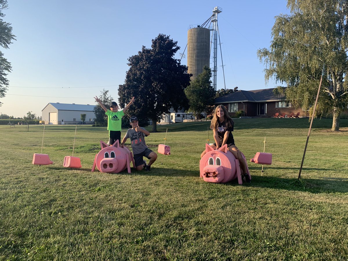 AndreaDeGroot2's tweet photo. This is way better than expected when you get a text “pigs are out” from hubby!
@OntarioPork
#LetThePigsFly #HuronPerthJuniorFarmers https://t.co/zzWSakaokK