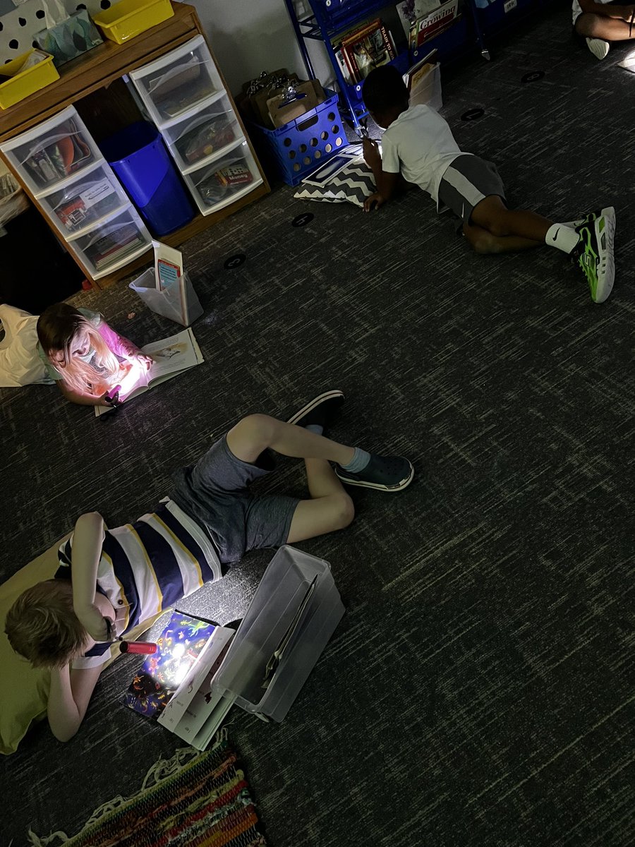 fredsclass22's tweet photo. Thank you parents for contributing to our classroom. Our first graders loved using their flashlights to read in the dark this week! @Robertson_Elem #RESUbuntu @ https://t.co/tMpjX7H7DW