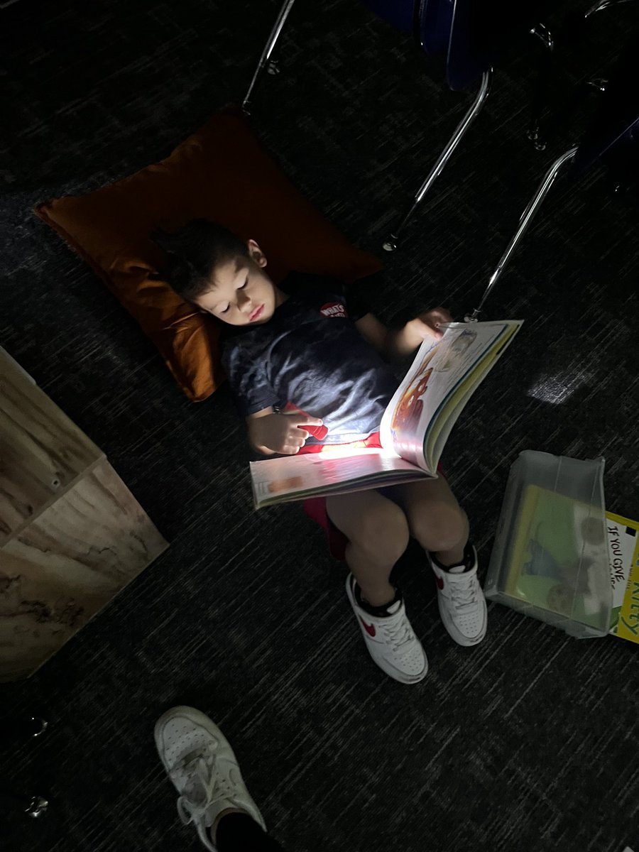 fredsclass22's tweet photo. Thank you parents for contributing to our classroom. Our first graders loved using their flashlights to read in the dark this week! @Robertson_Elem #RESUbuntu @ https://t.co/tMpjX7H7DW