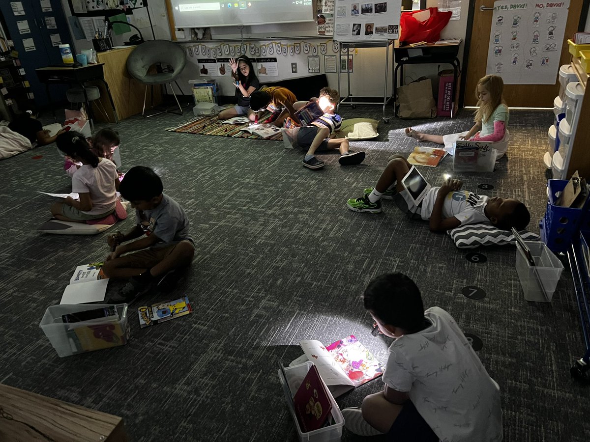fredsclass22's tweet photo. Thank you parents for contributing to our classroom. Our first graders loved using their flashlights to read in the dark this week! @Robertson_Elem #RESUbuntu @ https://t.co/tMpjX7H7DW