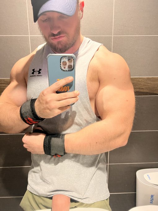 Solid chest and triceps workout today 😈 https://t.co/o8YwOczt3R