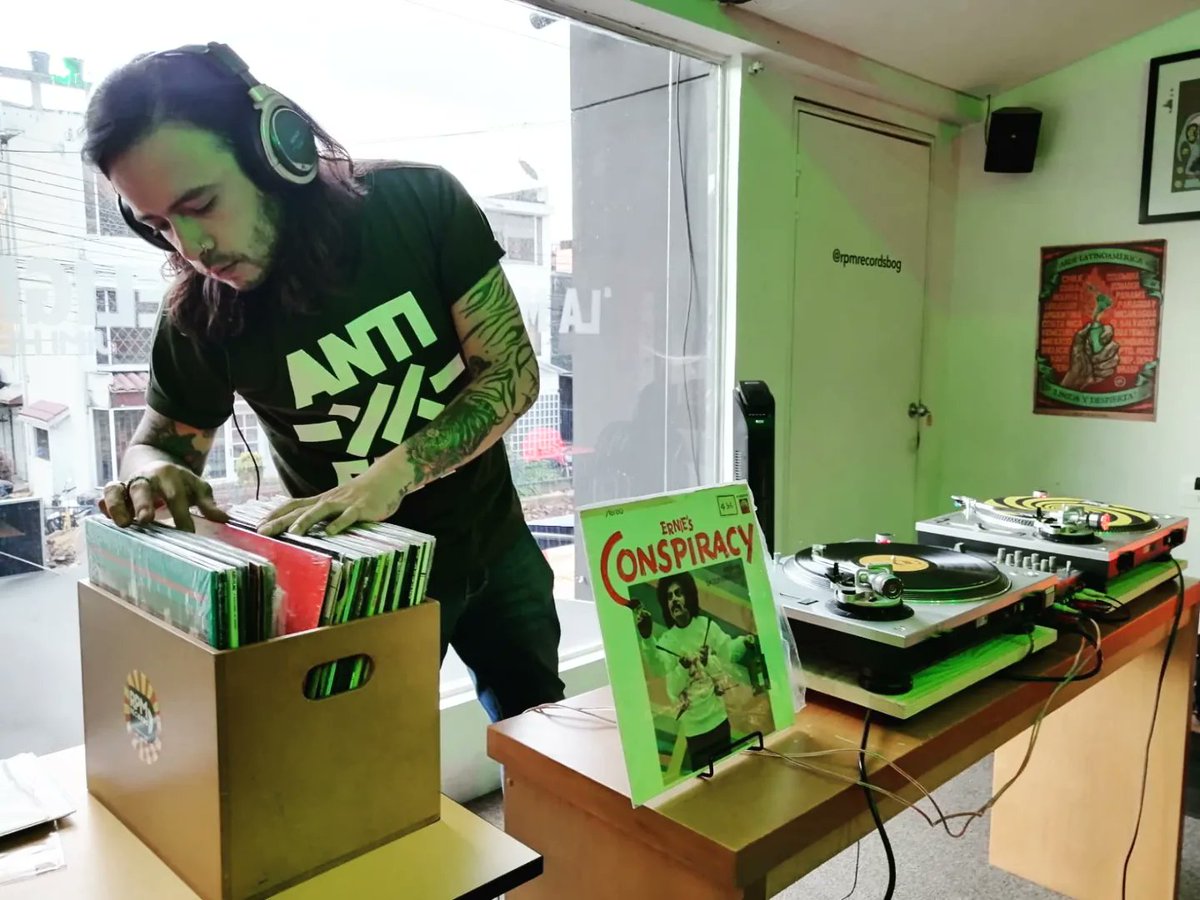 RPMRecordsBOG's tweet photo. Ya arrancó la Punky Salsa Party con #caliman Sebastián Pedroza 😍😍😍
Pasen un rato a hangear con buena música. Estaremos hasta las 8pm
#apoyalolocal #lamusicaesmireligion
#tardedecoleccionistas https://t.co/tsYXb9Yz7u