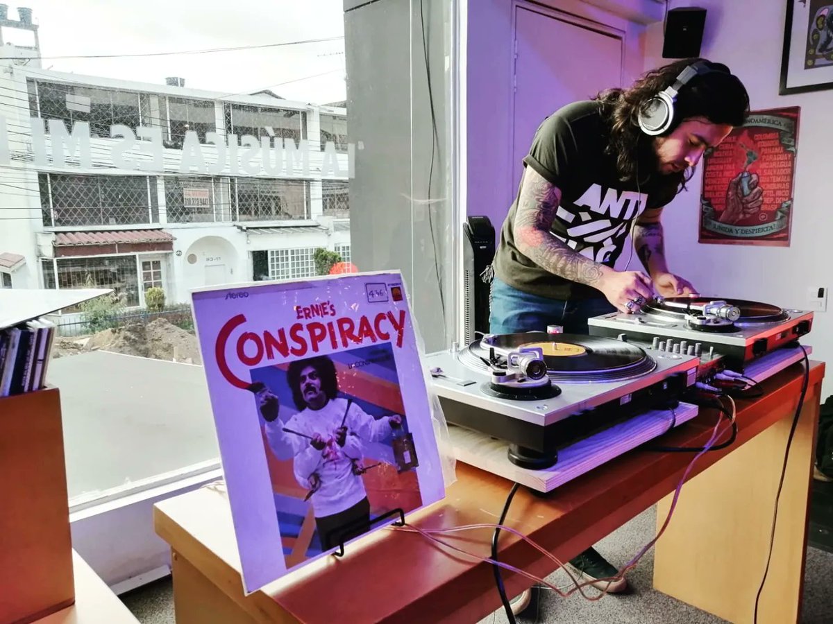 RPMRecordsBOG's tweet photo. Ya arrancó la Punky Salsa Party con #caliman Sebastián Pedroza 😍😍😍
Pasen un rato a hangear con buena música. Estaremos hasta las 8pm
#apoyalolocal #lamusicaesmireligion
#tardedecoleccionistas https://t.co/tsYXb9Yz7u