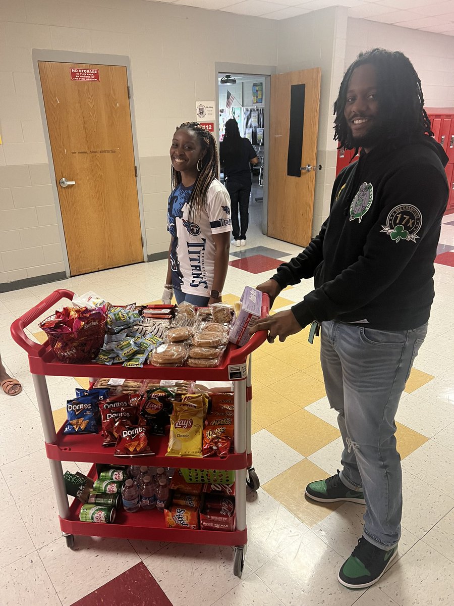 Washington1911_'s tweet photo. Shouts out to @MrBradley_hms and Ms. Bell today! I can’t stop thinking about the morning munchie cart! For sure saved the day! Another win for education 📌#mood @HaynesMiddle https://t.co/W0WwLBdT0H