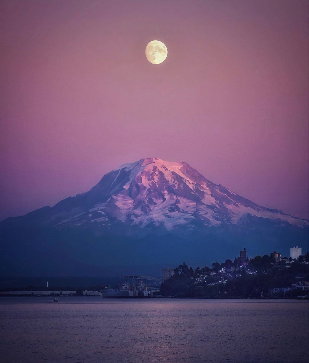 visitpierce's tweet photo. Nothing better than Mother Nature showing off 😍
📸 @chismphotowerx 
#traveltacoma #mountaincitysea #fullmoon #rainierwatch #gritcity #tacomawashington #mothernature #visitrainier #mountrainier #metroparkstacoma #waterfrontcity #fridaynightlights #wholemood #vibes https://t.co/h6CYfrX95k
