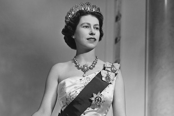 post_it_nation's tweet photo. La Reine
  A 'Bhanrigh
    An Bhanríon
      Dronningen
        Die Königin 
      Dronningen
    Kuningatar
  La Regina
La Reina
  Η Βασίλισσα
    रानी
      女王
         ਦ ਕਵੀਨ
✦ Duty ✦ Service ✦ Dignity ✦ Honour ✦ Dedication ✦ 
                           ♕ The Queen ♕ https://t.co/8QFGhiSYXa