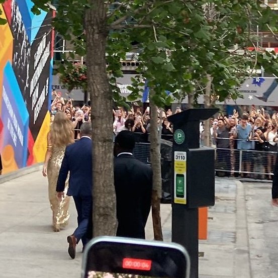 taylorswiftbr's tweet photo. Quem falou mal? Eu que não!

Taylor Swift foi atender seus fãs no lado de fora do #TIFF22 🥺 https://t.co/FgeMByFGEx
