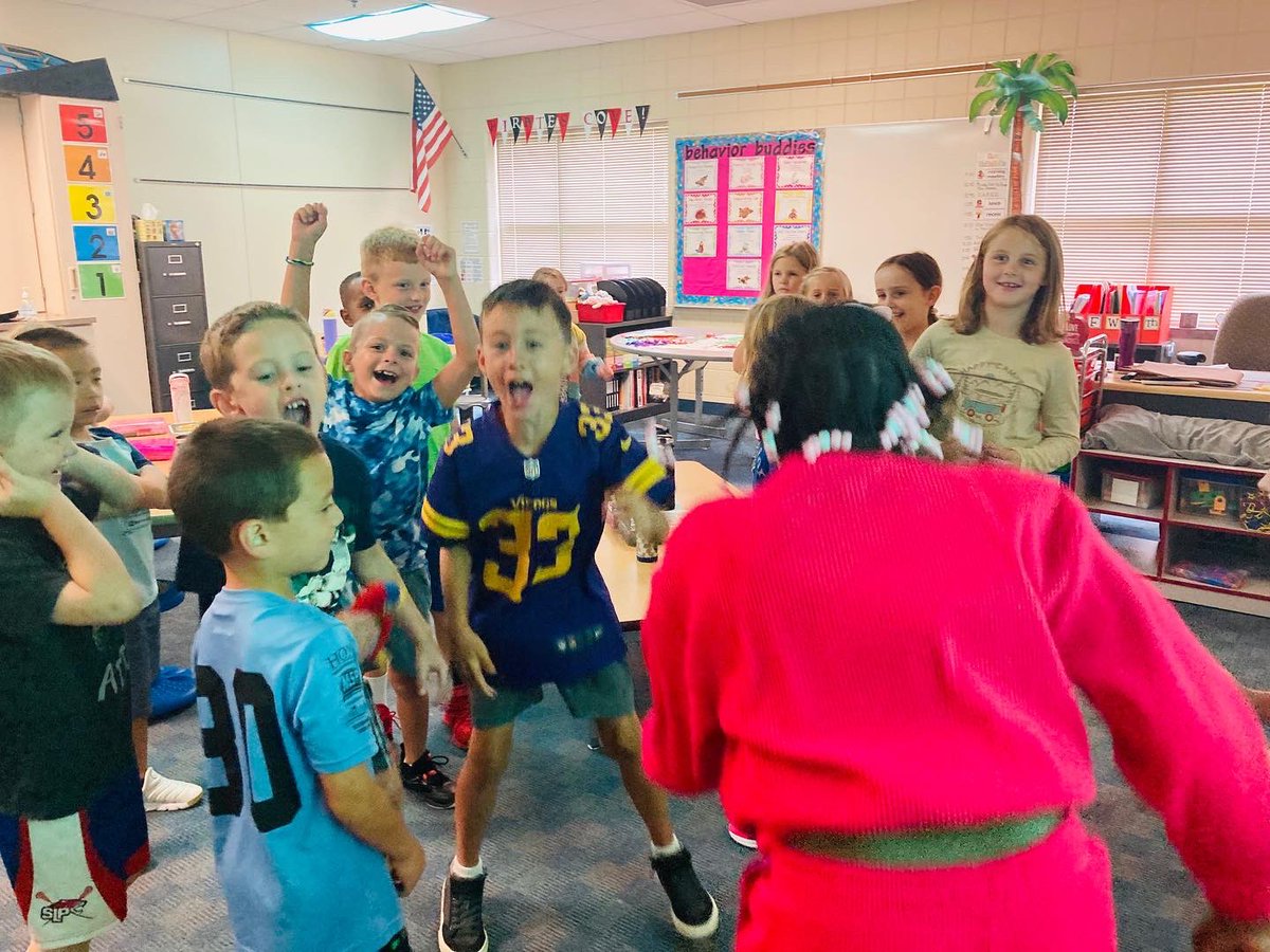 mrsphillippo's tweet photo. Extreme Rock Paper Scissors- played the traditional way, but the loser becomes the cheerleader for the winner, etc until two finalists with crowds of cheerleaders behind them face off! πͺ¨πβοΈ#NPpride #SLPPantherProud https://t.co/pmxVuOssqS