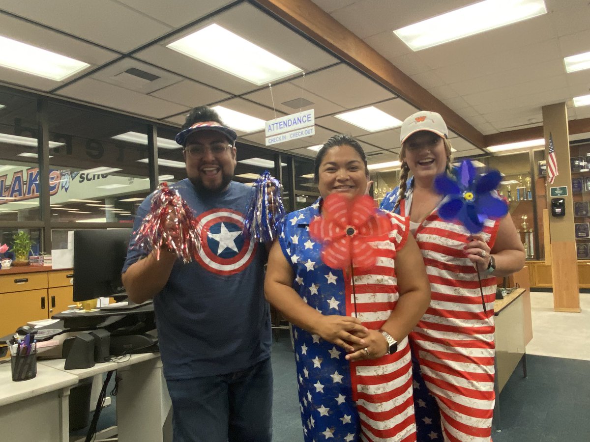 WestlakeHS_CA's tweet photo. Great day in Warrior Country. Ready for our first home football game & Never Forget 9/11 with a Red, White, & Blue themed lunch rally & BBQ (thanks CVUSD Child Nutrition). #WarriorSpirit #WarriorUp #RememberSept11 @ConejoValleyUSD https://t.co/gVrJ9dOxje