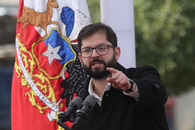 CapuchaCreativa's tweet photo. Asumiste este país con todo en contra: una pandemia, una guerra, la delincuencia en las nubes y el legado de Piñera. Fuiste valiente y dijiste #Seguimos. Por eso #BoricYoTeApoyo #BoricNoEstaSolo Estamos millones con Ud. Presidente @gabrielboric 🇨🇱💜🥰 https://t.co/bojUnupsm8