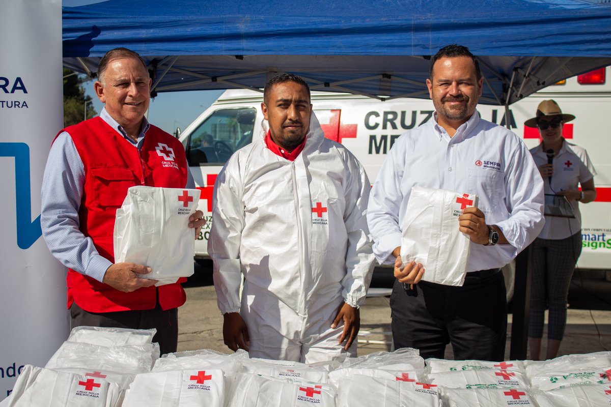 CruzRojaMXBC's tweet photo. Gracias a @SempraInfra_MX  y su Fundación por sumarse y ayudarnos a cumplir nuestra misión de salvar vidas con la entrega de trajes tyvek, los cuales nos permiten estar mejor protegidos. https://t.co/F1E7ELHwZD