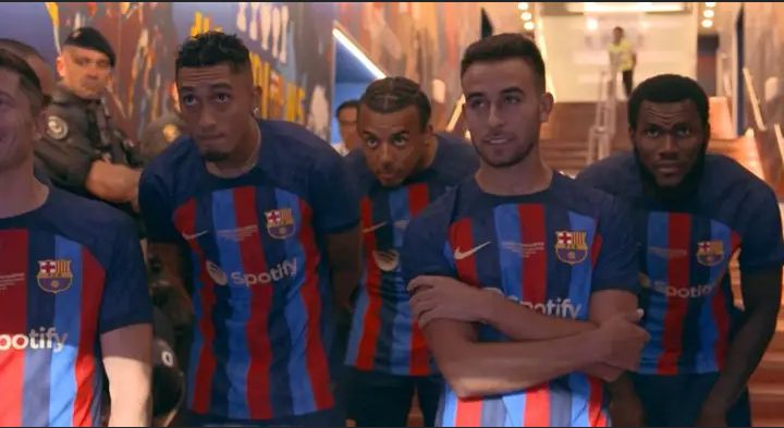 Keiser_Cule's tweet photo. Los jugadores del Bayern en el Camp Nou después de dejarse ganar 20-0 contra el Barça viendo a la locutora italiana desnuda 🥵 https://t.co/haAgxUn53s