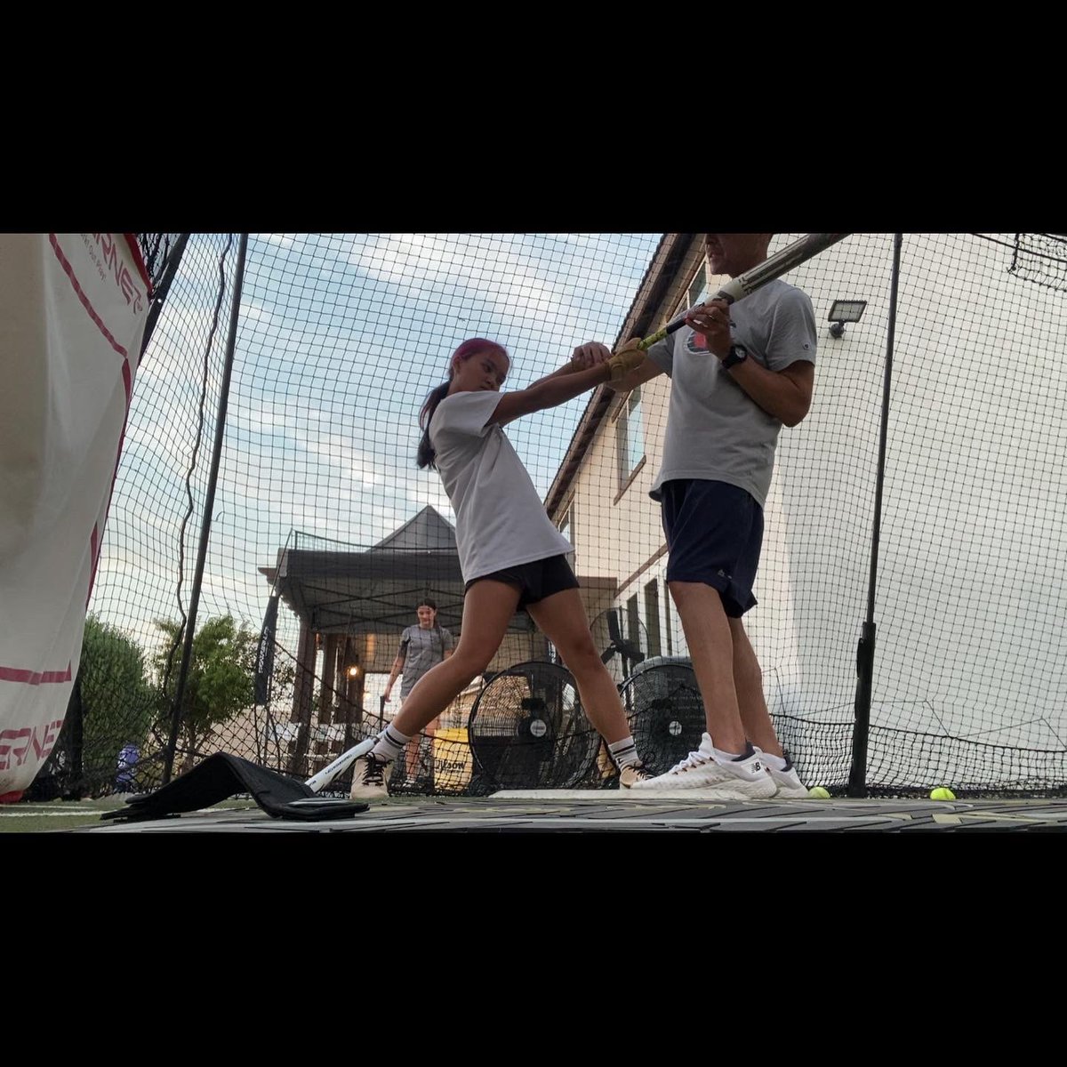 JoaquinSoftball's tweet image. BP with Coach Romero, making progress each week!  @mlromero6 #shouldbehitting #BP #Softball @BrianJendro @jendro_laumatia @DeMariniFP