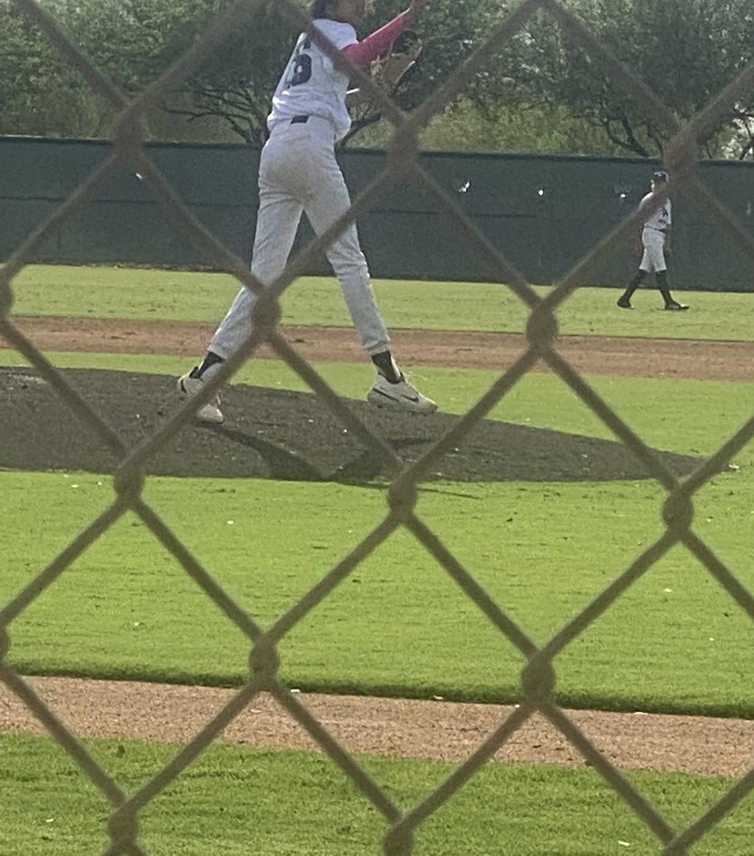 bikini_ranch's tweet photo. @PerfectGameUSA just checking if arm sleeves are now allowed in the rules while pitching in any color?  @camelbackranch https://t.co/UPS9zHWi9S