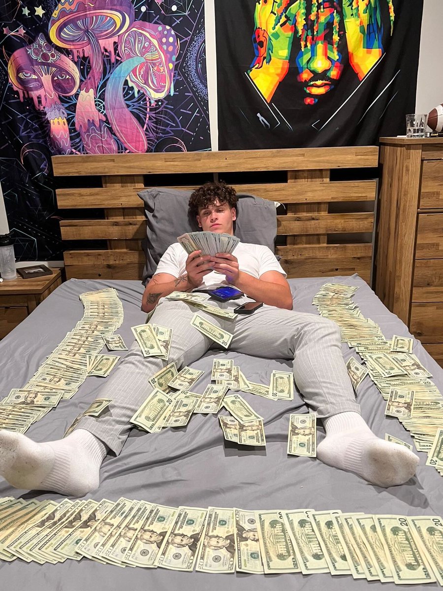 CashAlphaConnor's tweet photo. Living like a fucking King.

This is the life I deserve and the life all you boys work hard to contribute to.

This is your purpose. Now serve. https://t.co/8mNeuBtoZk