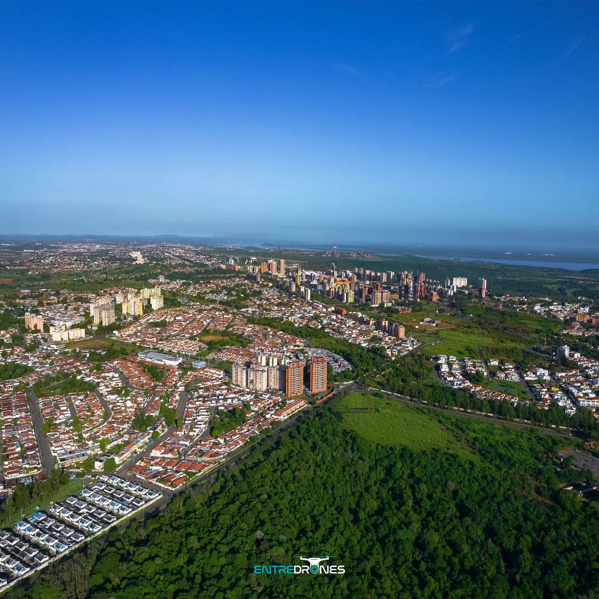 VenezuelaCerca's tweet photo. Las famosas ciudades hermanas 🫱🏼🫲🏾
📍 Ciudad Guayana: Puerto Ordaz y San Félix, Edo. Bolívar, Venezuela 🇻🇪
📷 @entredrones
#soypuertoordaz #ciudadguayana #venezuela #VenezuelaCerca #puertoorda #sanfelix https://t.co/wtuDvkudsk