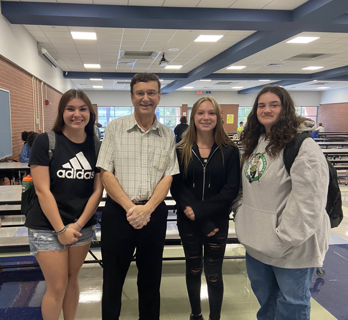 MSPPCS's tweet photo. Surprising our former MSP students at PHS with a visit to lunch today. One community, one PCS! We have the BEST students! @MrCarlRJohnson @PlvComSchools 🙂 #bucketfilled #ourreasonwhy @superlepages https://t.co/uJHkA8XoSg