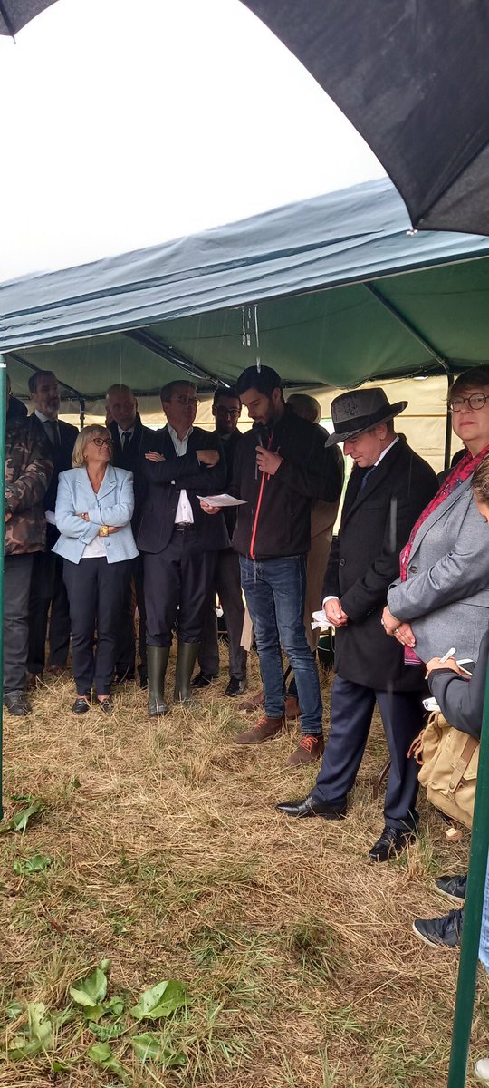 VLacroute's tweet photo. [Vignoble]
🍇 11 000 pieds de vigne plantés par 6 #agriculteurs franciliens !
Très heureuse d’inaugurer ce vignoble dans la commune de  @Pierre_VALLEE91 grâce au soutien de la Région @iledefrance, @CDEssonne @durovray, PNR et @CAIDF ! 
👍Première vendange d’ici 15 jours https://t.co/gfbxMLwRh6