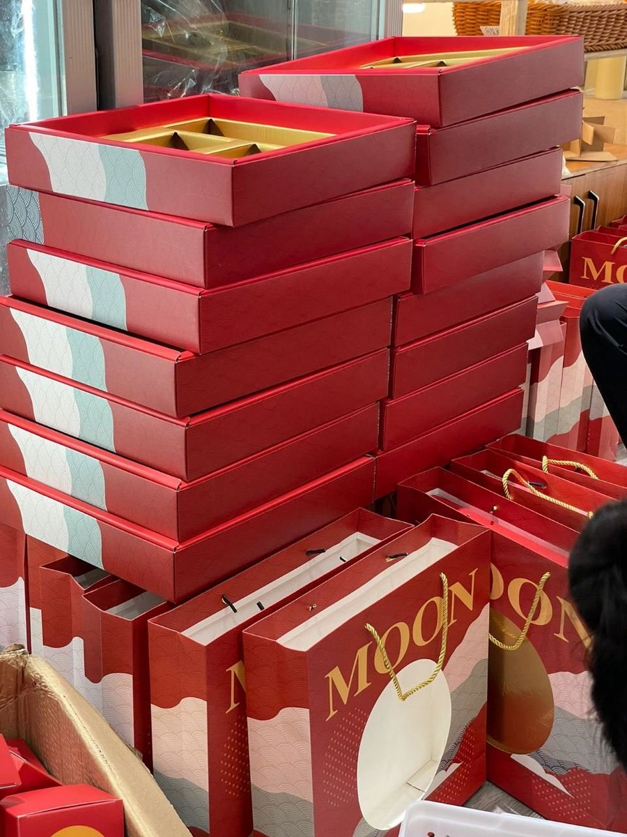 sitingdi4_li's tweet photo. Today is the Mid-Autumn Festival and the mooncakes have finally arrived. Wish my employees a fast holiday. https://t.co/d6Epjfcwcx
