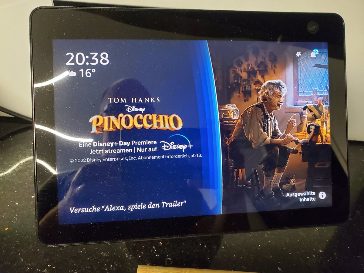 #Alexa in Germany starts to advertise via Display Ads and allows interaction, here playback of the trailer, via voice command. #voiceads #alexaads #homecards #echoshow #voicecommerce