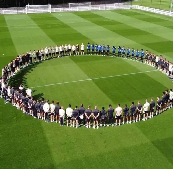 LeedsEverywhere's tweet photo. Leeds United players and staff observing a minutes silence at Thorp Arch in remembrance of HM The Queen. 👏🏼  #lufc @RoyalFamily https://t.co/5FEHAeq1eM