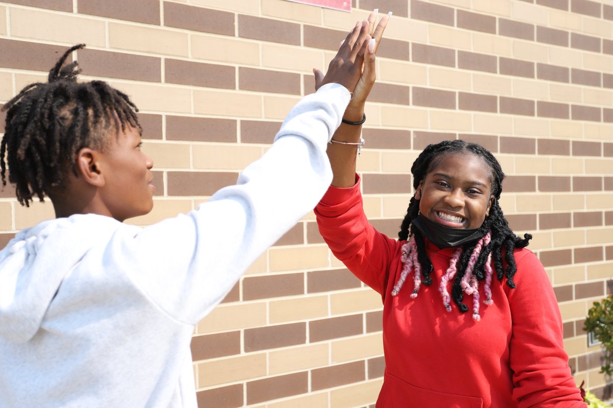 WaterlooSchools's tweet photo. "Here at Carver, every student has a story," said new principal Josh Payton. "It's our job as educators to discover that story &amp; build on it."
Students at Carver are already hard at work with hands-on lessons. "It's going to be a great year," said Payton.#Bebold #CarverBulldogs https://t.co/5z5NGcqjfa