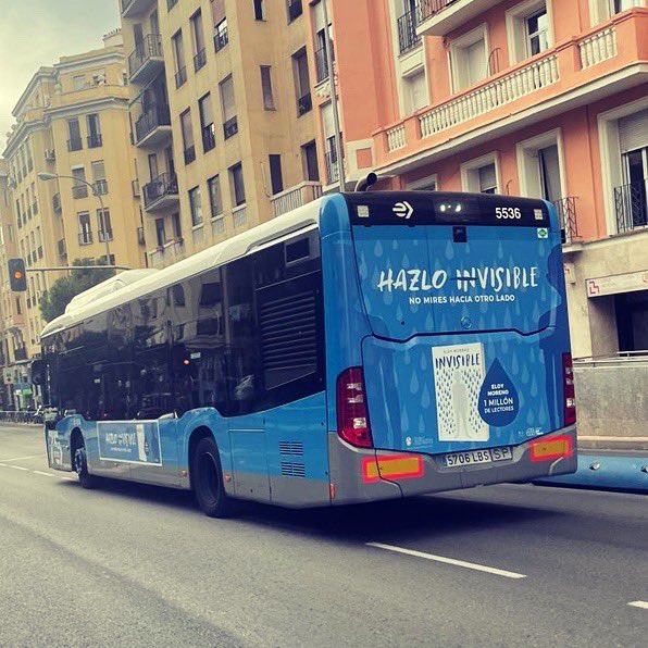Eloy__Moreno's tweet photo. HAZLO VISIBLE, NO MIRES HACIA OTRO LADO.

Así se ven los autobuses por Madrid y Barcelona.

Ojalá con este libro consigamos que cada vez haya menos niños invisibles. https://t.co/RaypCXdvqR