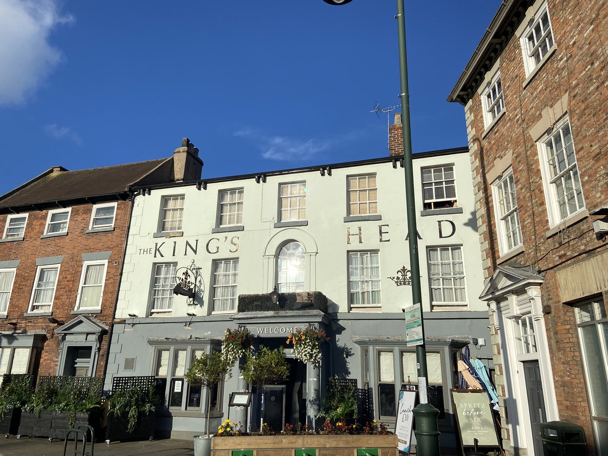 Been to the Queens head to raise a glass to the Queen finished off at the Kings Head to raise a glass to the new king 🤴 🥂#kingandQueen