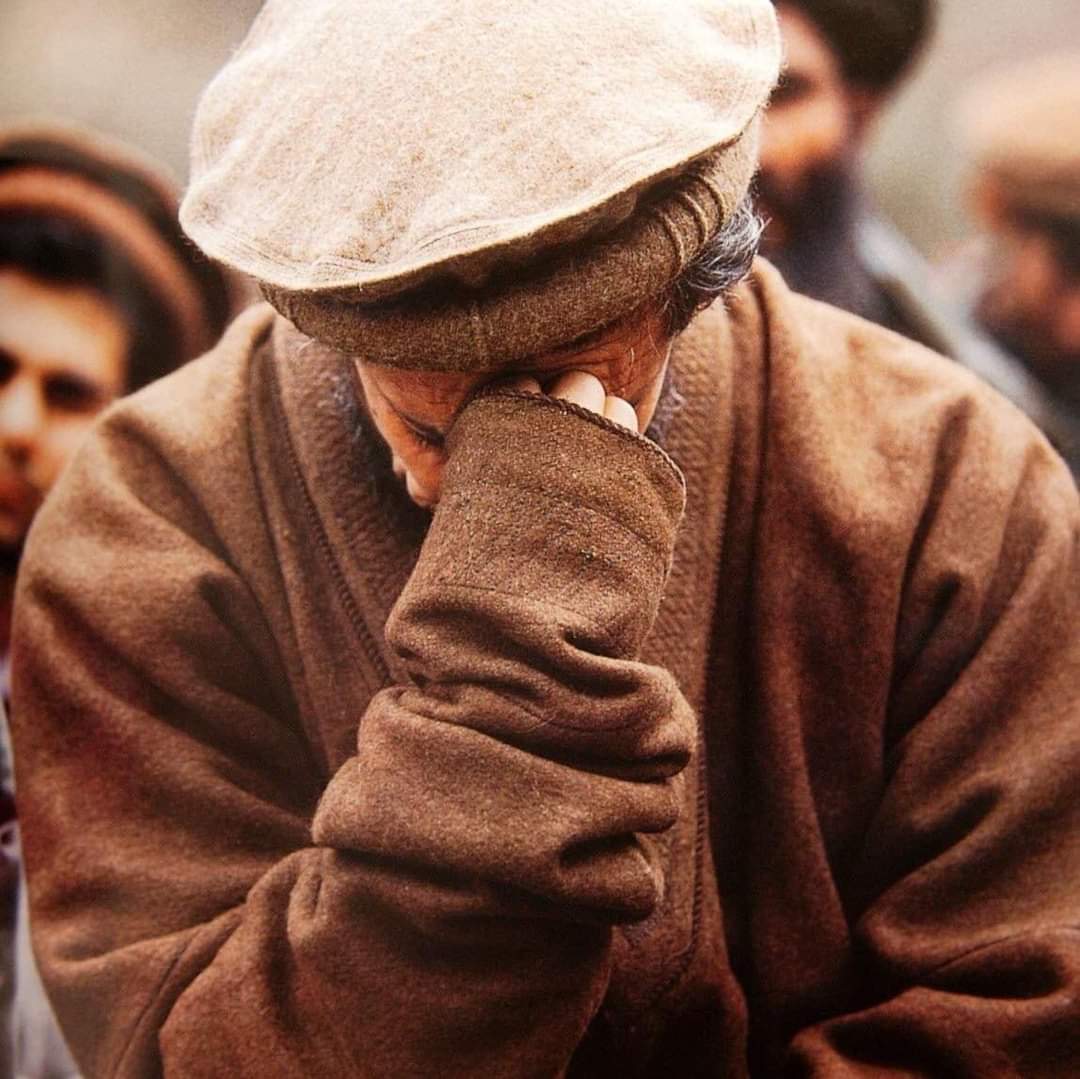 pedram_herati's tweet photo. آمر صاحب!
سرافکنده‌ایم در برابر تو
آری!
چون برگ‌های بیدِ مجنون در یورشِ خزان،
لرزیدیم و فرو ریختیم
اما هرگز!
تا قطره‌ی خونی برون تراود از رگان،
هرگز آرمان‌های بلند تو را رها نخواهیم کرد...
دوباره
جای بوت‌هایت بر فراز هندوکش را
نه یک‌نفر که هزاران هزار
جستجو خواهیم نمود... https://t.co/UFqLN8SloU
