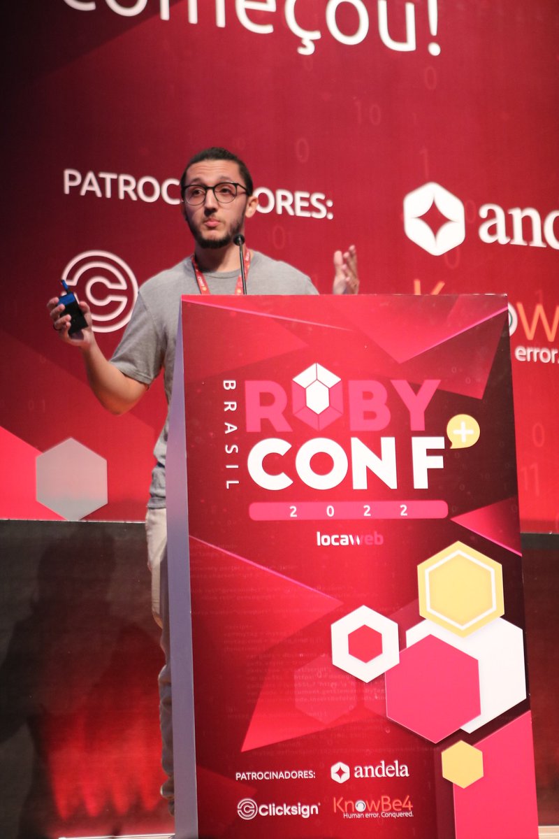 locaweb's tweet photo. // @mthsls28 literalmente contando uma história sobre seus testes, criando personagens com factorybots na #RubyConfBR https://t.co/WDtZOwquac
