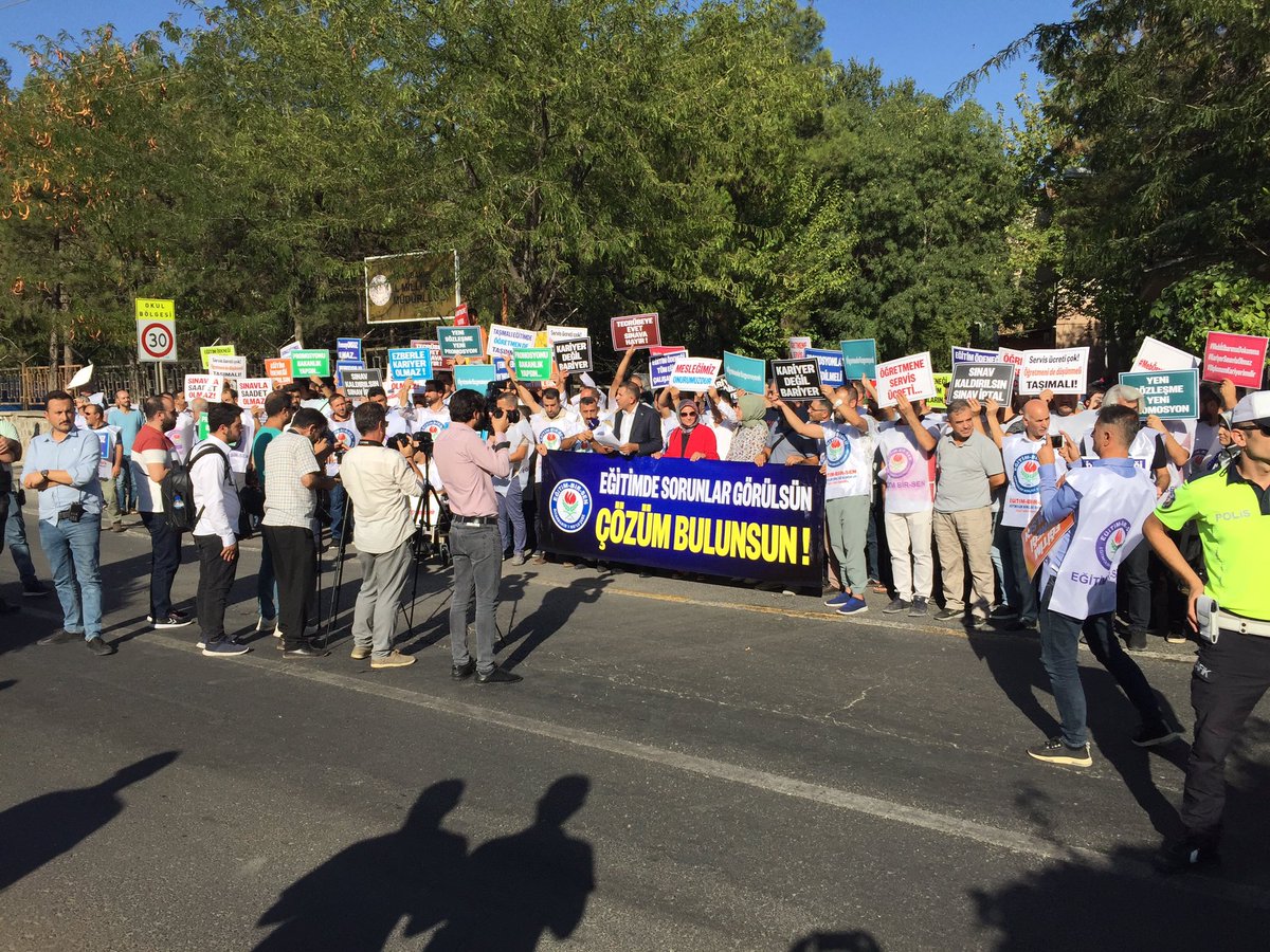 İlçe Başkanımız <a href="/HaydarKaya1979/">Haydar Kaya</a>, ilçe yönetim kurulumuz ve üyelerimizle beraber İl Milli Eğitim Müdürlüğü önünde düzenlenen Uzman Öğretmenlik, promosyon, eğitim ödeneği ve maaşların iyileştirilmesi ile ilgili basın açıklamasına katıldık.
<a href="/ebsdiyarbakir1/">EBS Diyarbakır 1</a> <a href="/tekdemiRamazan/">Ramazan Tekdemir</a>