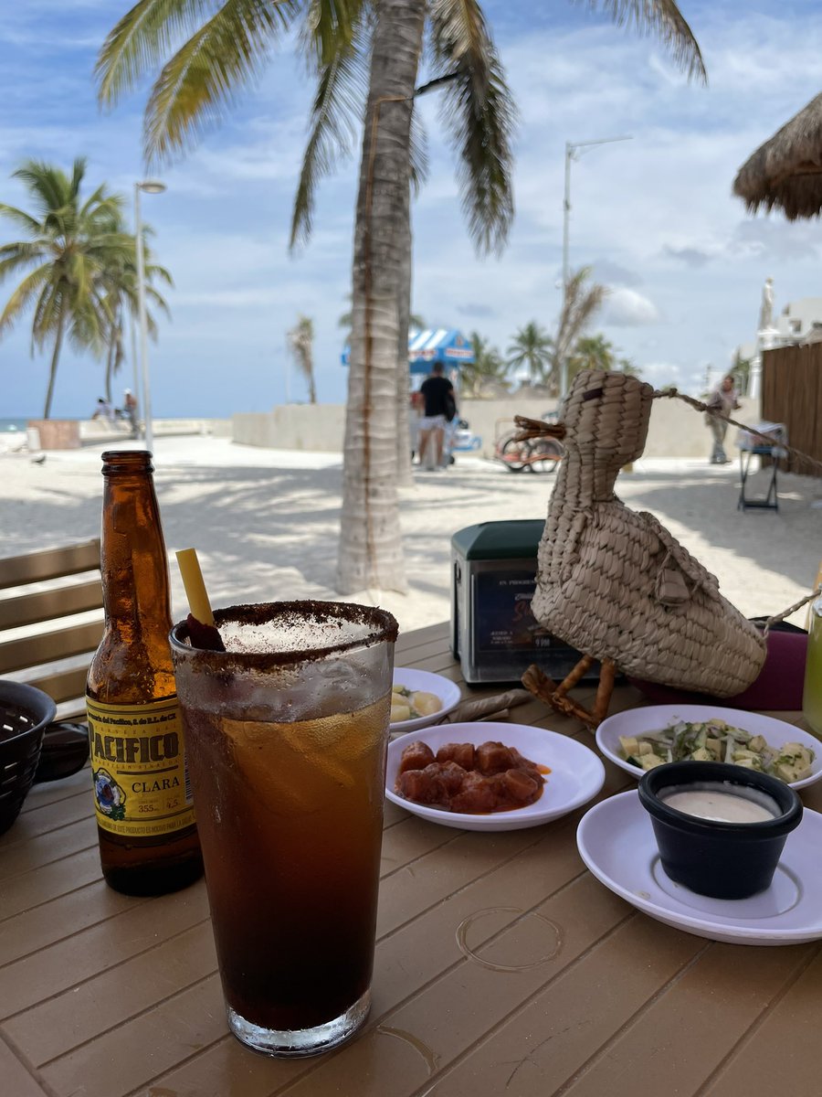 esa_malen's tweet photo. Me doy cuenta de mi juventud cuando mi desayuno es 1:50 pm y es una michelada. https://t.co/jYKlOfie57