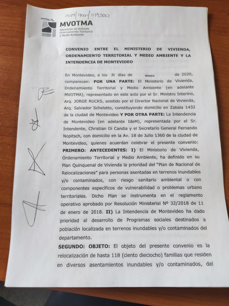 LuciaEtchever11's tweet photo. Las 54 flias que lograron su realojo de La Chacarita es un convenio MVOT/ IdM de 2018. En 2020 dice la ministra se firmó otro. Si, en Enero de 2020. 118 nuevos realojos, 35 son de La Chacarita. En enero de 2020 NO existía el Plan Avanzar. Menos publicidad, construyan soluciones! https://t.co/C41Kc7jjg5