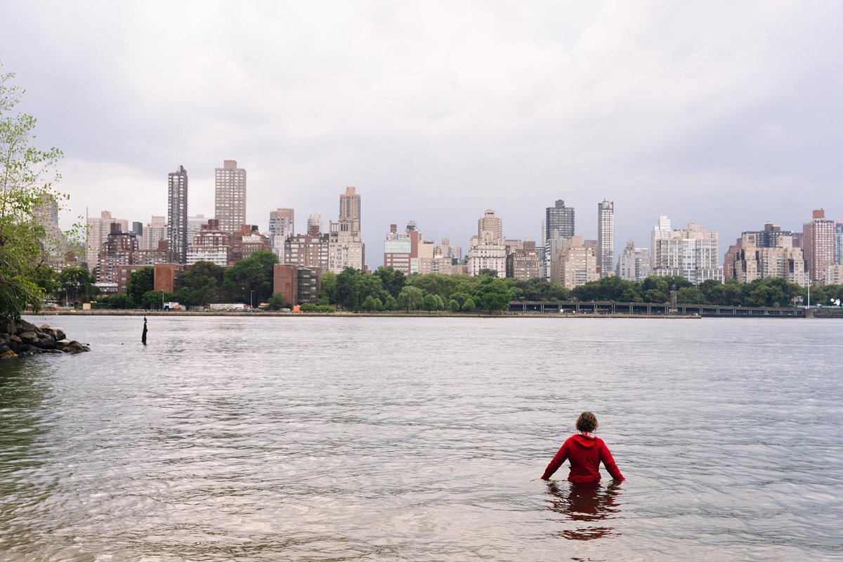 ItsInQueens's tweet photo. Artist Sarah Cameron Sunde stands in waters near @SocratesPark for a tidal cycle on Sept. 14. @scsunde More: https://t.co/v341IJc3sc https://t.co/5a0wX5DE0R