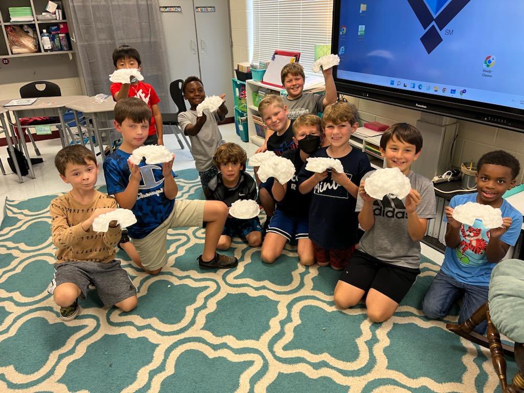 saraharpminter's tweet photo. Third graders in Mrs. Butler’s class made igloos as they learned about how Native Americans survived in the Arctic Region. #teamMinter #ShineTogether 🧊 🧊 https://t.co/K0H6NSDV04