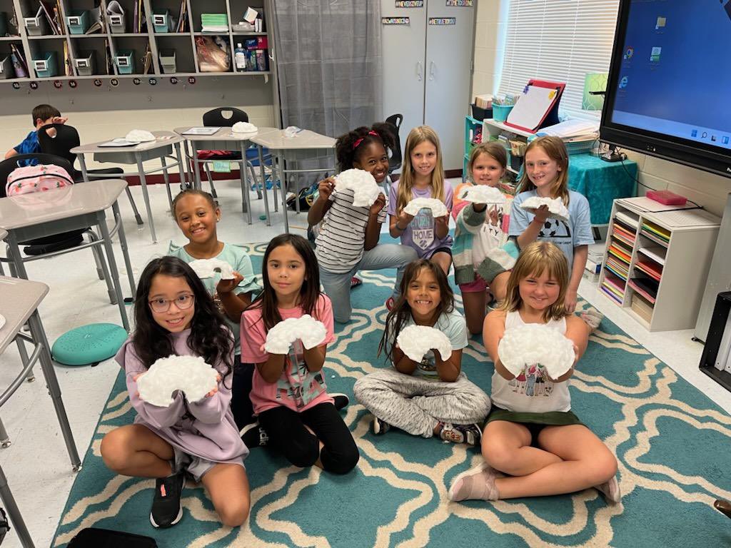saraharpminter's tweet photo. Third graders in Mrs. Butler’s class made igloos as they learned about how Native Americans survived in the Arctic Region. #teamMinter #ShineTogether 🧊 🧊 https://t.co/K0H6NSDV04