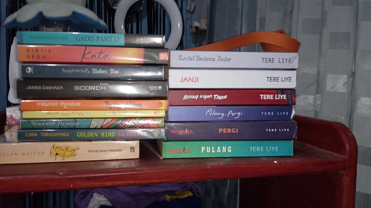 ayeay_capt's tweet photo. Want to sell. 100% ori preloved <3! 
Price? Start from 10k!! 
#prelovednovel https://t.co/IcXCooziPy