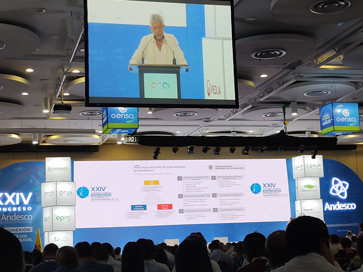 AlcanosdeColom's tweet photo. Hoy, en el XXIV Congreso de Andesco, nuestro Gerente General, William Oviedo, los jefes de Planeación y Comercialización, César Sotelo y Víctor Rojas, ratifican el compromiso de Alcanos de Colombia con la Transición Energética, tarifas y RSE para brindar un mejor servicio. https://t.co/vdbAmUePgC