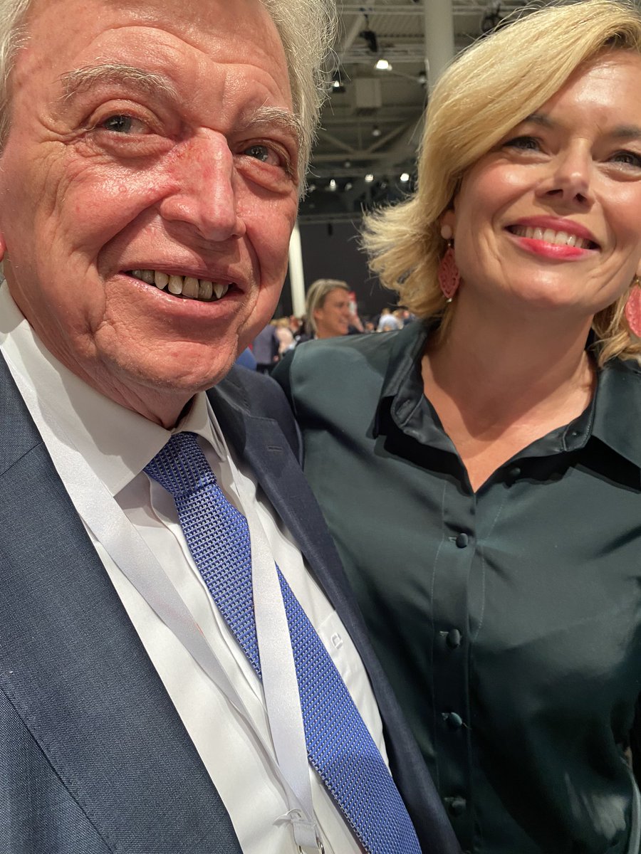 MichaelBroecker's tweet photo. Wow. @JuliaKloeckner - ja, genau - dreht hier die Debatte und wirbt mit Leidenschaft für die Frauenquote, und sagt den „Schenkel klopfenden Männern“, die alle nicht geredet haben, aber im Saal sitzen: Nur mit uns habt ihr künftig noch Wahlchancen. #Frauenquote #cdupt22 https://t.co/xXGWW74Irf