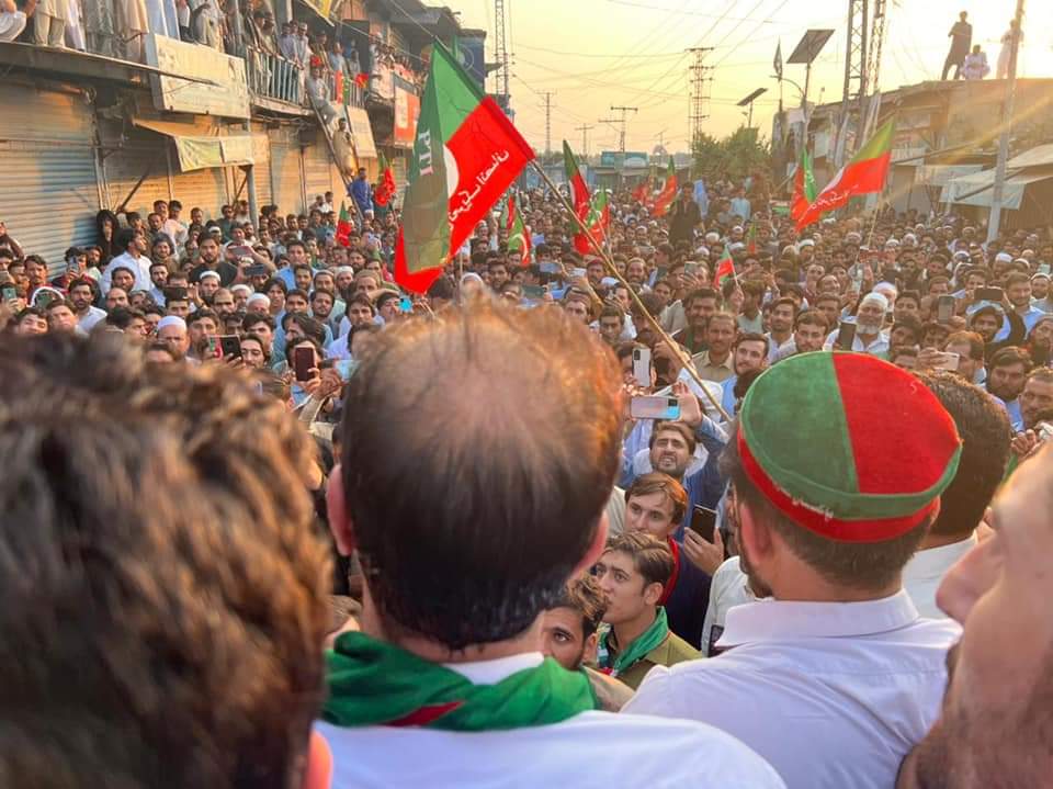 BURPTI's tweet photo. #ضلع باجوڑ
ایم پی اے ڈیڈک چیرمین @AjmalKhanMPA اور پاکستان تحریک انصاف ضلع باجوڑ کے جنرل سیکریٹری کی قیادت میں عمران خان سے اظہارِ یکجھتی کے سلسلے میں عظیم الشان احتجاجی مظاہرہ ہوا جس میں کثیر تعداد میں لوگوں نے شرکت۔ 
@IMMahmoodKhan 
@MuradSaeedPTI 
@PervezKhattakPK 
@Asad_Umar https://t.co/WOe8yiqqd3