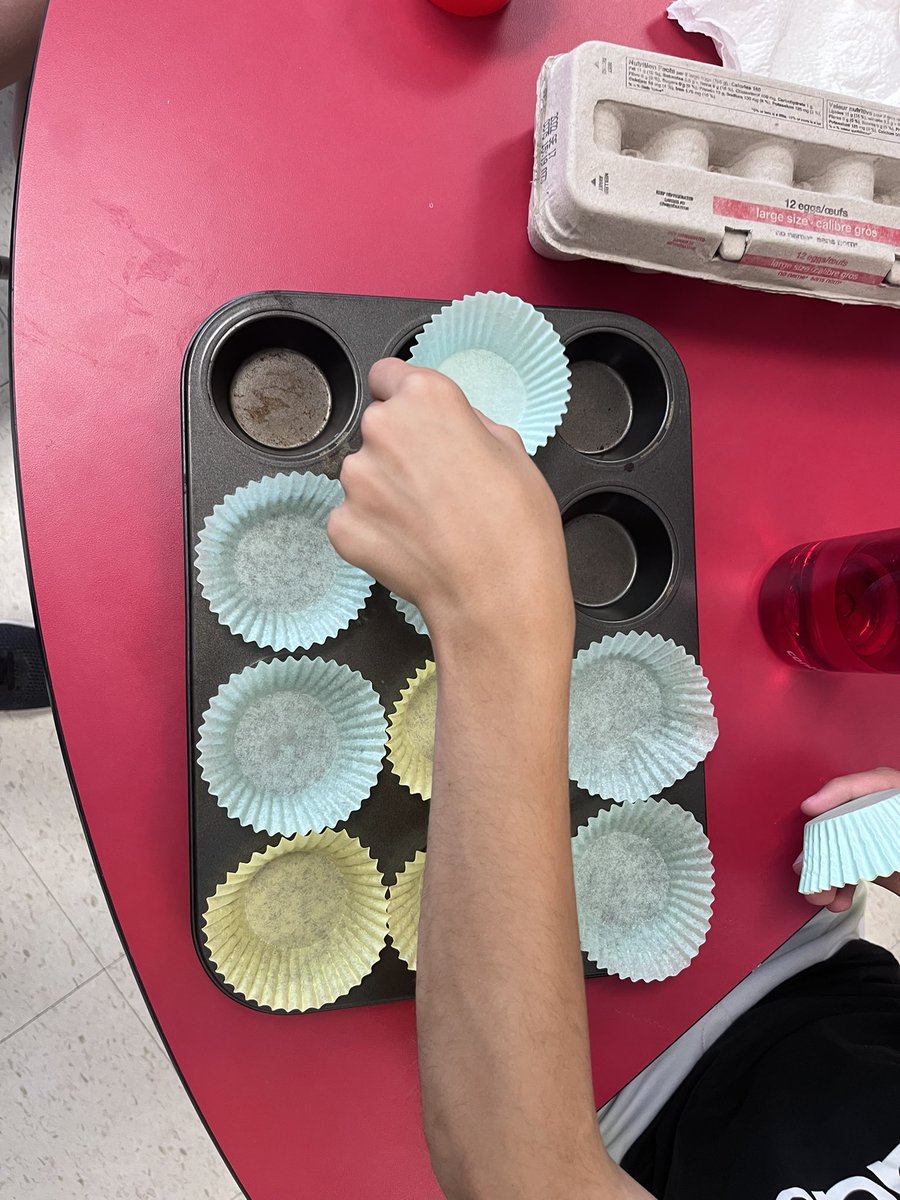 BonuraDiana's tweet photo. In #social #skills we made oatmeal chocolate chip muffins with our friends. We practiced turn taking, raising our hands and following instructions. @WilshireES #ASD #SpecialEducation #CommunityClass https://t.co/S1MDPrBNzV