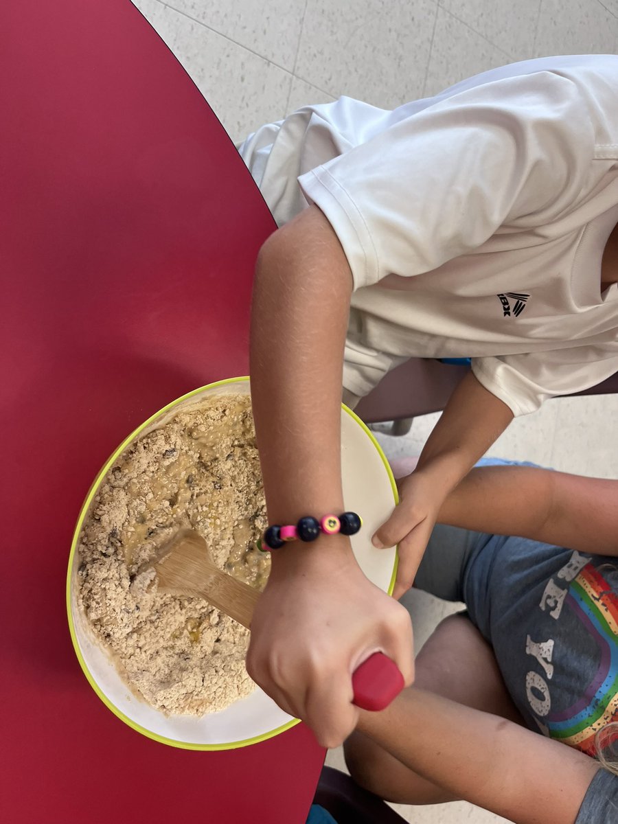 BonuraDiana's tweet photo. In #social #skills we made oatmeal chocolate chip muffins with our friends. We practiced turn taking, raising our hands and following instructions. @WilshireES #ASD #SpecialEducation #CommunityClass https://t.co/S1MDPrBNzV