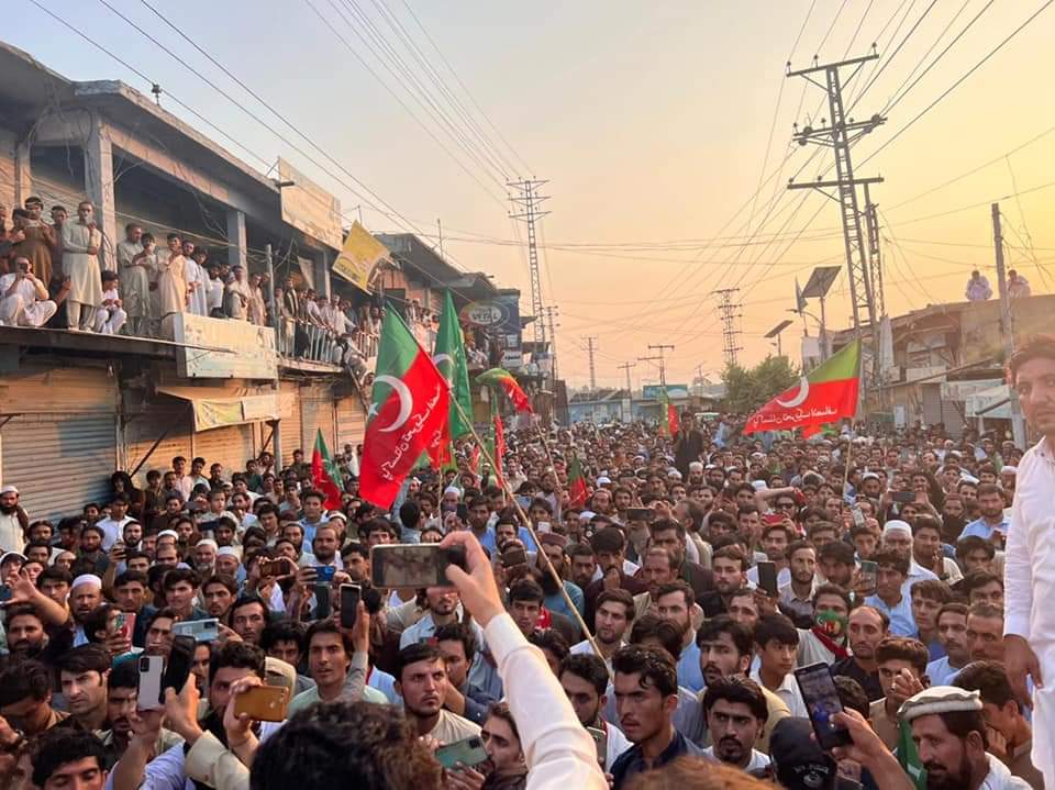 BURPTI's tweet photo. #ضلع باجوڑ
ایم پی اے ڈیڈک چیرمین @AjmalKhanMPA اور پاکستان تحریک انصاف ضلع باجوڑ کے جنرل سیکریٹری کی قیادت میں عمران خان سے اظہارِ یکجھتی کے سلسلے میں عظیم الشان احتجاجی مظاہرہ ہوا جس میں کثیر تعداد میں لوگوں نے شرکت۔ 
@IMMahmoodKhan 
@MuradSaeedPTI 
@PervezKhattakPK 
@Asad_Umar https://t.co/WOe8yiqqd3